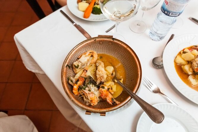 Lisbon: Authentic Fado Show, Dinner and Night Tour - The live Fado show in Alfama: the emotional core