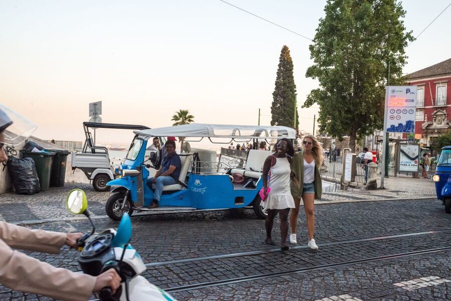 Lisbon by Tuk Tuk Guided Tour: City of Neighborhoods - Sé de Lisboa and Castelo de S. Jorge: cathedrals and Moorish fortifications