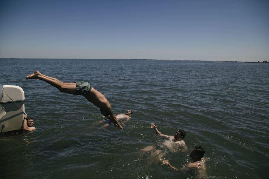 Lisbon: Catamaran Boat Party with Music, Open Bar & Dives - 25 de Abril Bridge: the big finish moment