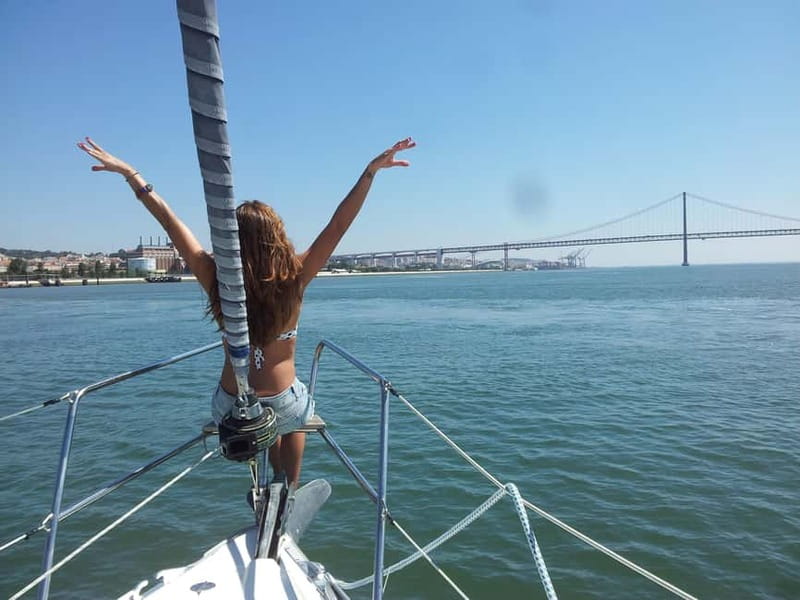 Lisbon: Daytime or Sunset Boat Cruise with History and Wine - Drinks and comfort, how the crew keeps things easy