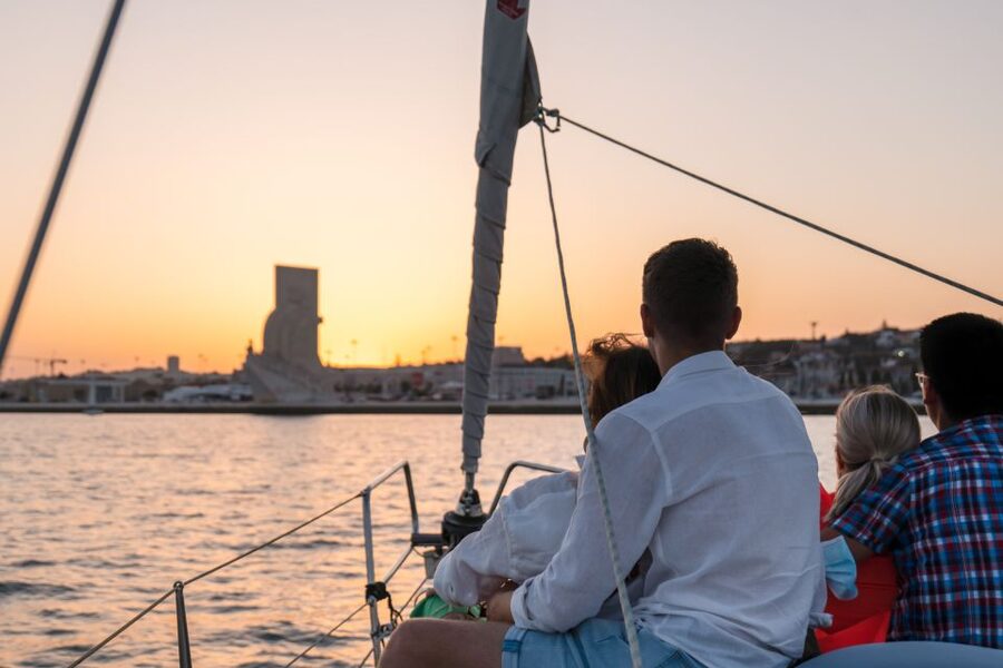 Lisbon: Daytime/Sunset/Night City Sailboat Tour with Drink - São Jorge, Alfama, Lisbon Cathedral: The River Meets the Hills