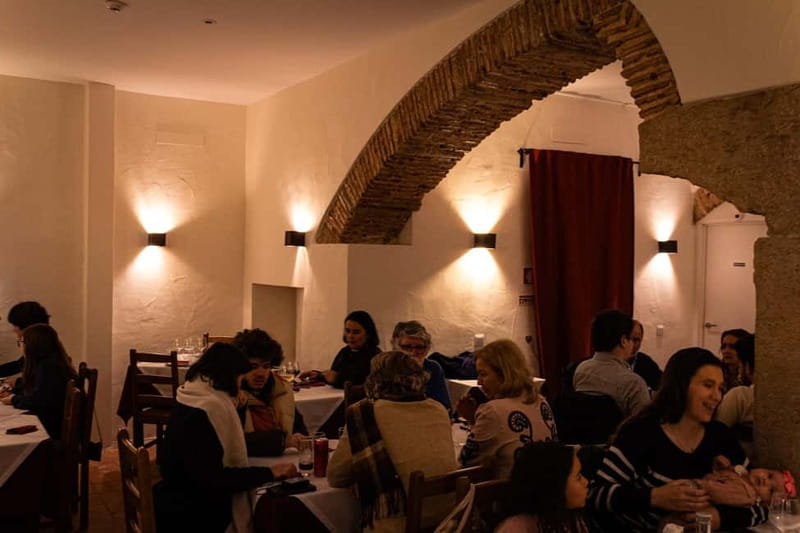 Lisbon: Dinner with Fado Show with the Rising Stars of Fado - Canto do Poeta: a Lisbon House Made for Close-Quarter Fado