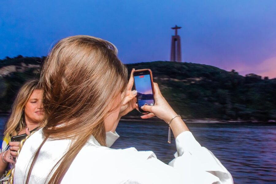 Lisbon: Disco Night Cruise with DJ and Open Bar - Key things that make this disco cruise work