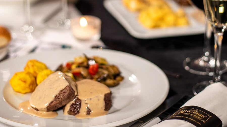 Lisbon: Erotic Cabaret Show and Dinner - Atmosphere, Service, and the Multilingual Host Factor