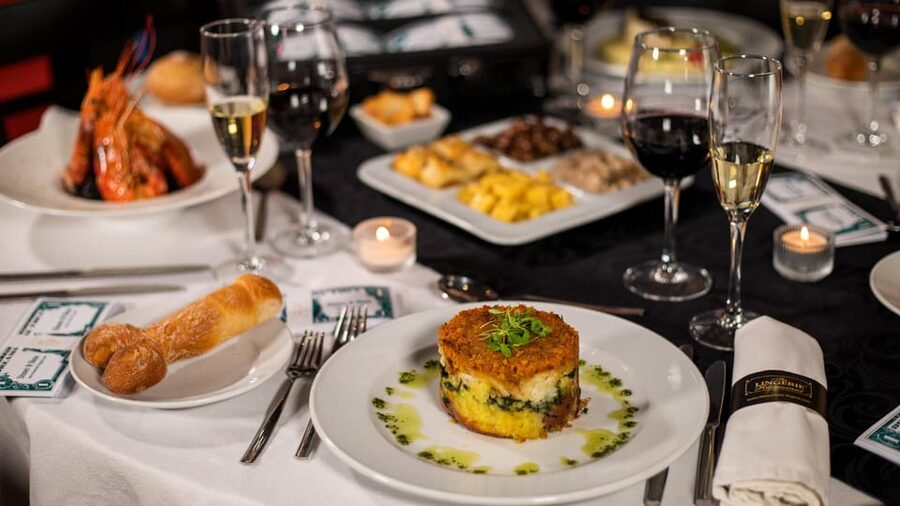 Lisbon: Erotic Cabaret Show and Dinner - Portuguese Dinner That Actually Feels Like a Meal