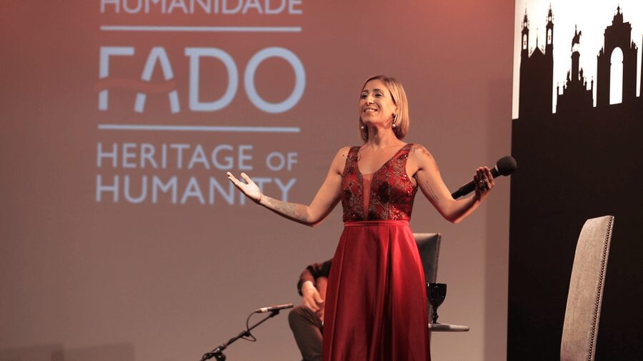Lisbon: Fado in Chiado Live Show - The music setup: male and female singers plus the Portuguese guitar