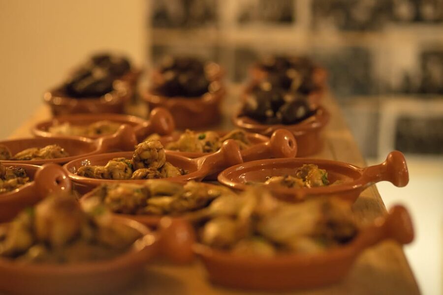Lisbon: Fado Night with Dinner with Live Performance - Setting Expectations: Communal Tables and Social Energy