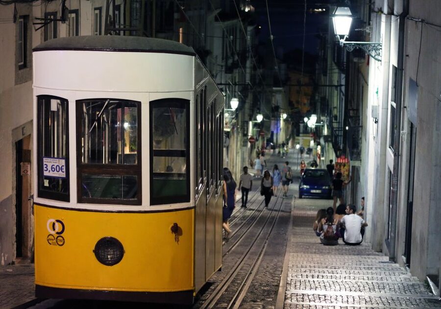 Lisbon: Fado Vadio Tour with Portuguese Tapas - Entering the fado house: the moment the lights drop