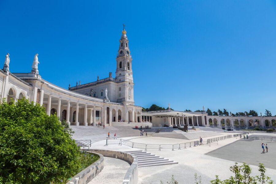 Lisbon: Fatima, Batalha, Nazare and Obidos Tour Hotel Pickup - Óbidos: medieval streets, castle walls, and ginjinha