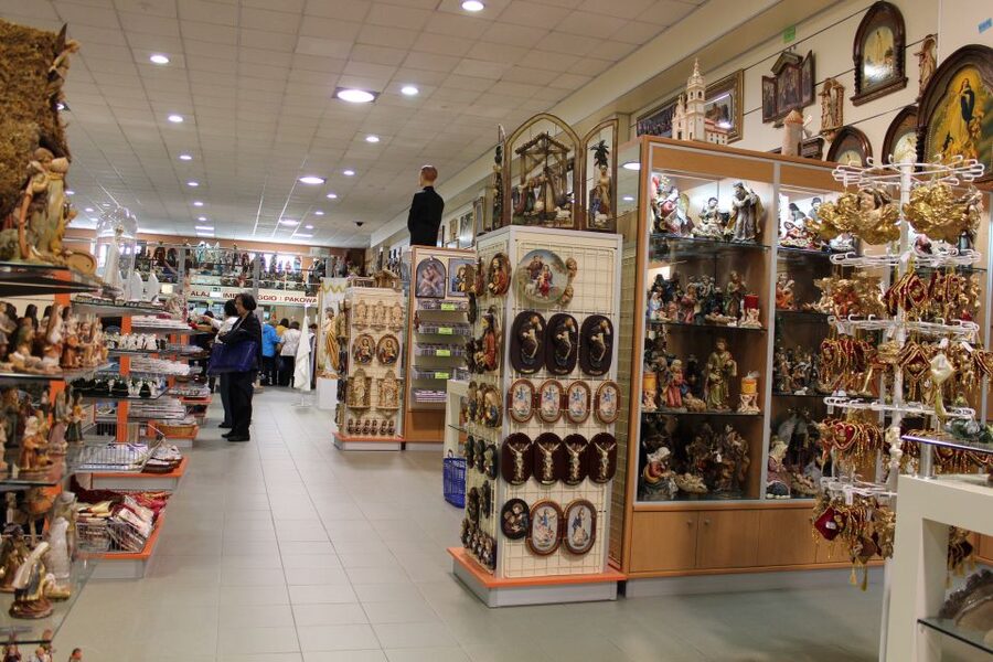 Lisbon: Fatima, Batalha, Nazare and Obidos Tour Hotel Pickup - How the 9-hour timing and pickup keep the day manageable