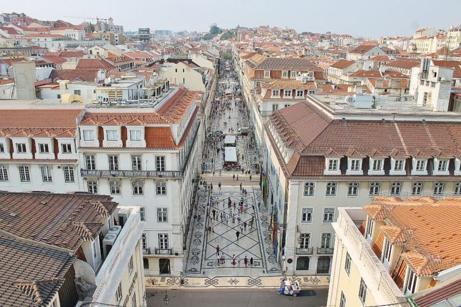 Lisbon: Full-Day Private Walking Sightseeing Tour - Lisbon Cathedral and the old-core story behind the stone