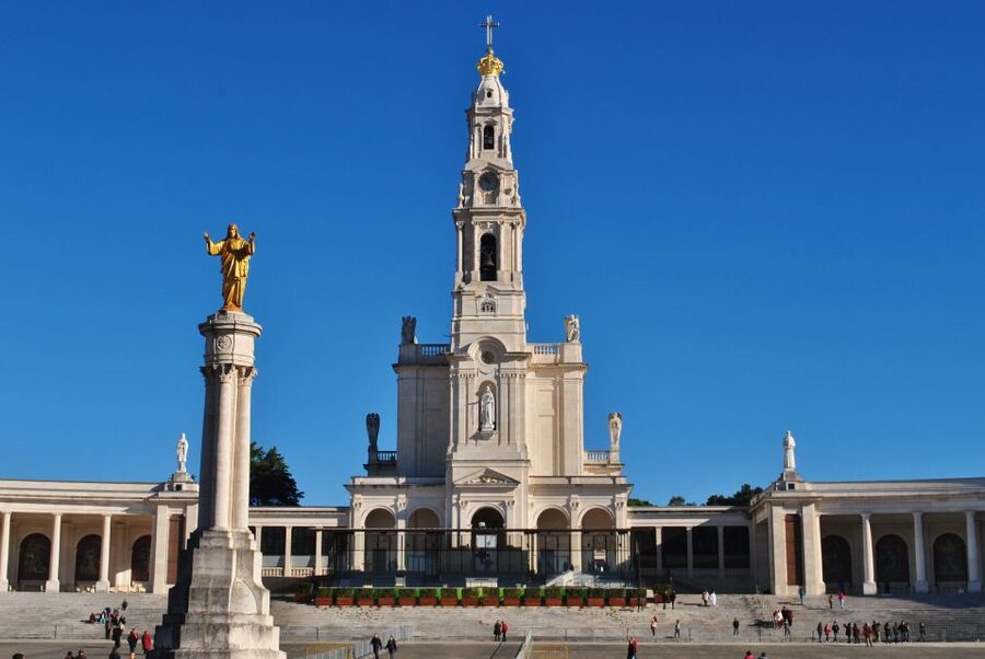 Lisbon: Full Day Tour to Fátima, Batalha, Nazaré and Óbidos - Lisbon Pickup and the Value of a Real Guide