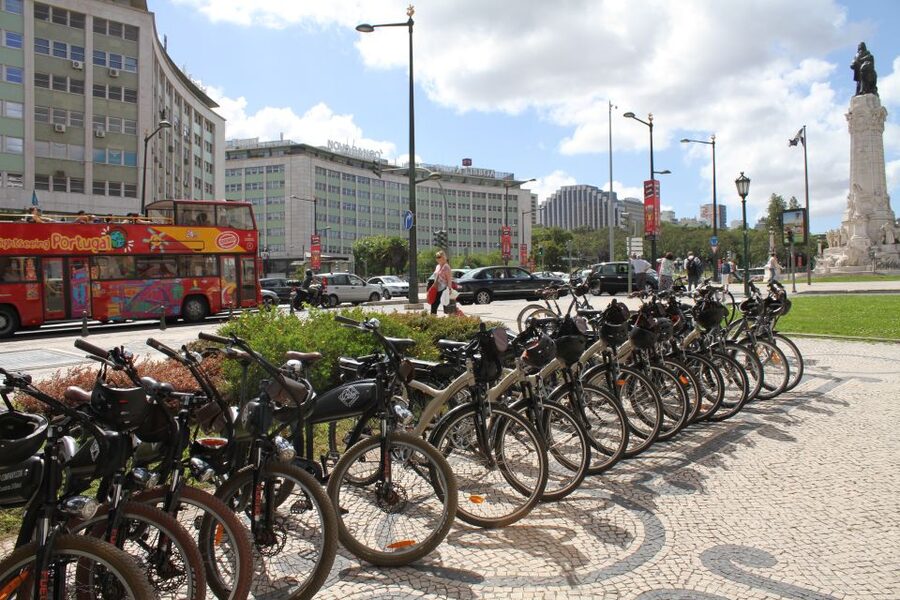 Lisbon: Hills, Alfama, and Mouraria Tour by Electric Bike - Alfama riding time, plus the Sé de Lisboa Cathedral context