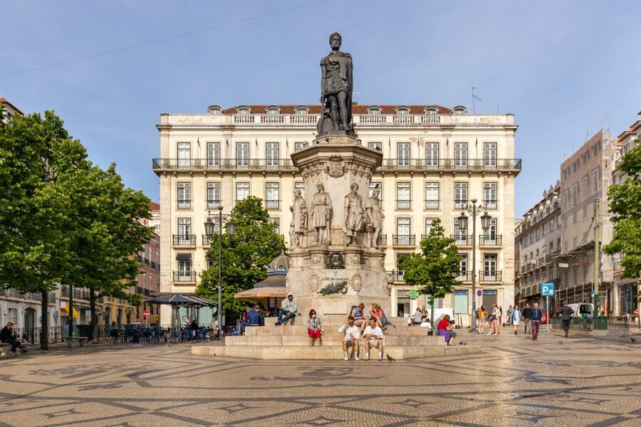 Lisbon: History, Stories and Lifestyle Walking Tour - Down to Carmo: Gothic bones and the Carnation Revolution link