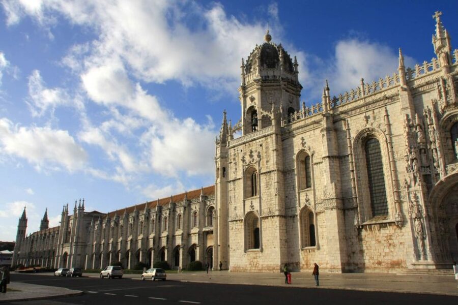Lisbon: Jerónimos Monastery E-Ticket and Audio Guide - Entry and arrival at Jerónimos Monastery, Praça do Império