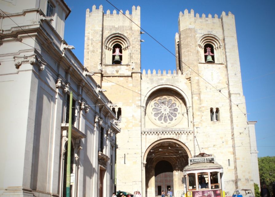 Lisbon: Lisbon Cathedral Entry Ticket - Basilica naves and ambulatory: where 800 years shows up in the details