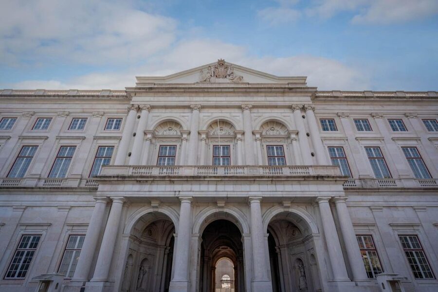 Lisbon: National Palace of Ajuda E-Ticket & City Audio Guide - Finding the palace at the top of Calçada da Ajuda