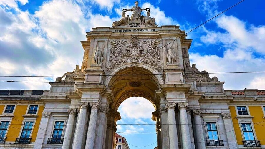 Lisbon: Old Town Tuk-Tuk Tour. - Alfama in motion: chafariz d’El-Rei, Rua Augusta Arch, and Pink Street