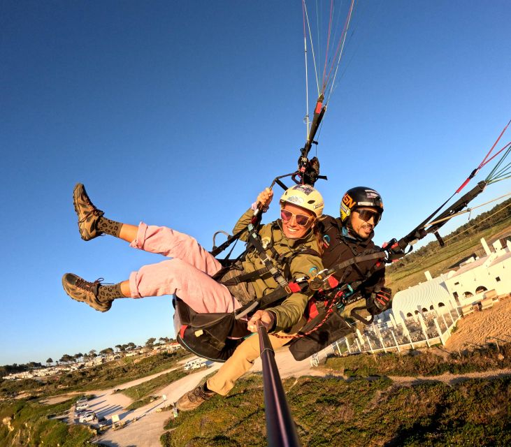 Lisbon: Paragliding Tandem Flight - What makes the pilots here different: calm control, serious experience
