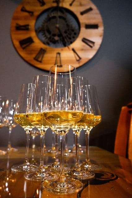 Lisbon: Premium Wine and Tapas Tasting Session - The sommelier-led flow: what the 2 hours actually feels like