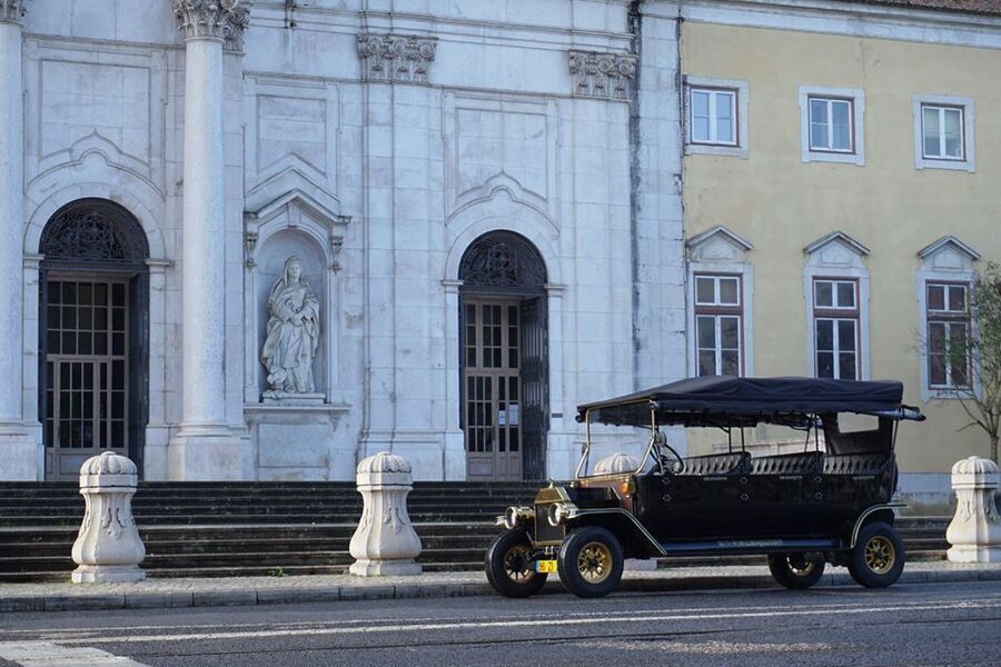 Lisbon: Private Sightseeing Tour in a Vintage Tuk Tuk - Pickup and drop-off: how to make the first 10 minutes painless