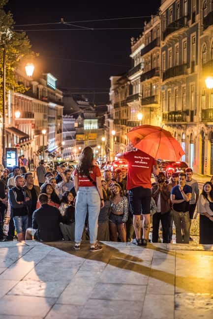 Lisbon: Pub Crawl with Open Bar and VIP Club Entry - The first hour of unlimited beer or sangria sets the tone