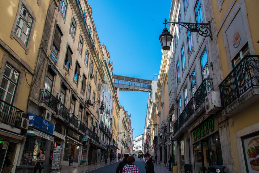 Lisbon's historic old town in a tuk-tuk in German - Lisbon by Tuk-Tuk: How You Get the City Without the Foot Pain