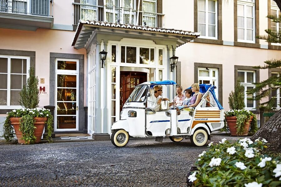Lisbon's historic old town in a tuk-tuk in German - Santa Luzia to Portas do Sol: Viewpoints as a Built-In Photo Plan
