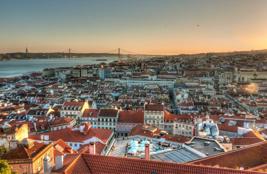 Lisbon's historic old town in a tuk-tuk in German - Calçada da Amália and Santa Engracia: Details You Might Otherwise Miss