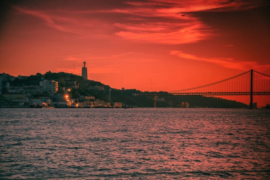 Lisbon: Sailboat Tour w/ Local Guide and Open Bar Green Wine - Key things I’d plan around
