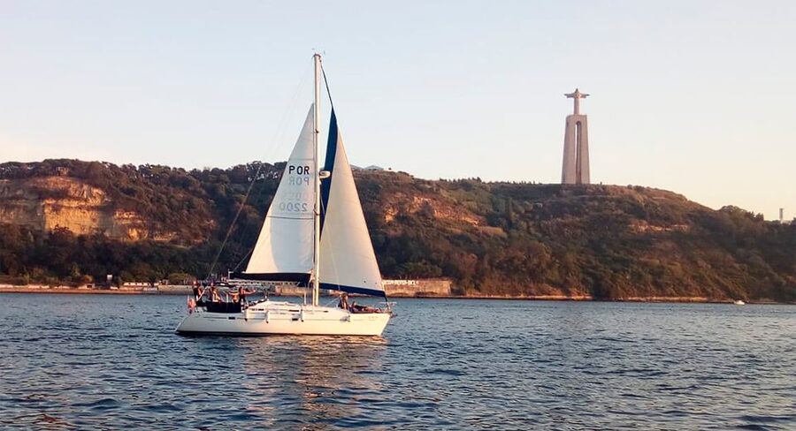 Lisbon: Sailing Tour with Wine and Snacks - Getting to DoCA de Alcântara, and why arriving early matters