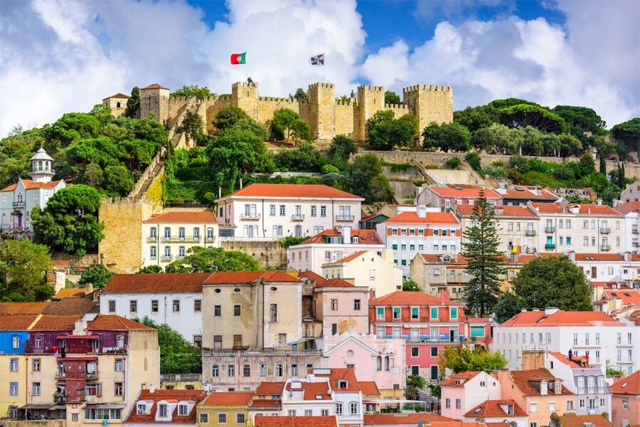 Lisbon: Saint George's Castle Entry Ticket and Guided Visit - Getting There: The Blue Flag Outside the Castle