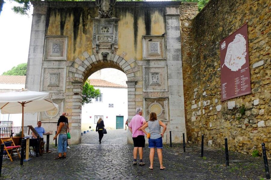 Lisbon: Saint George's Castle Entry Ticket and Guided Visit - A 1.5-Hour Walk That Still Feels Like a Real Visit