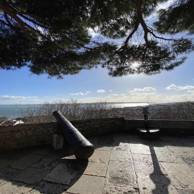 Lisbon: São Jorge Castle E-Ticket and Audio Guide - The optional Lisbon walking audio tour, from the Pantheon to the river