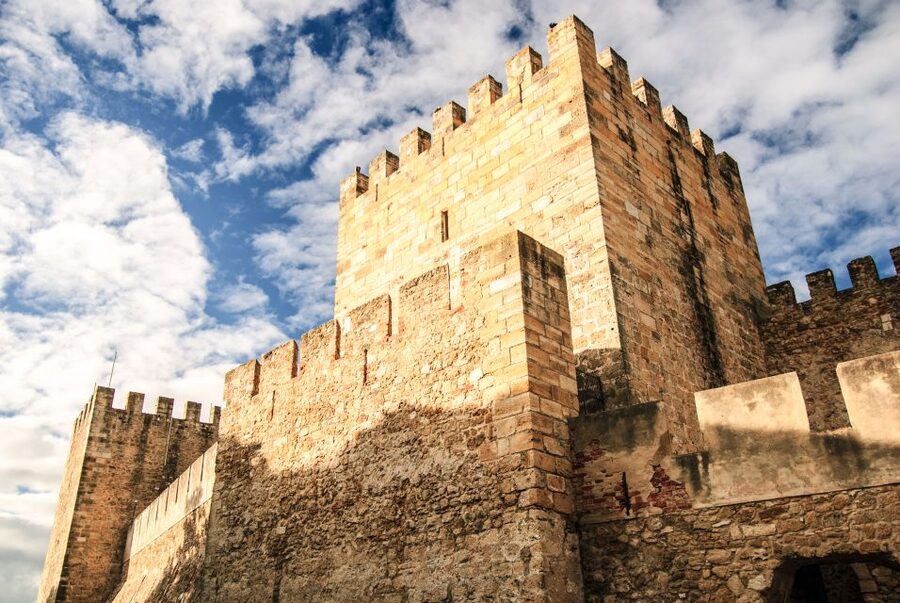 Lisbon: Sao Jorge Castle Skip-the-Line Ticket with Guide - Meeting at the red phone booth, then walking in like you planned it
