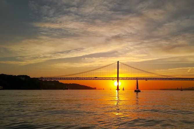 Lisbon Small Group 2h Sunset Sailing- Live Commentary & a Drink - Comfort on board: blankets, sailing feel, and photo time