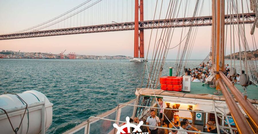 Lisbon: Sunset Boat Party with 2 Drinks and Free Club Entry - Christ the King Views: The Sunset Angle Without the Climb