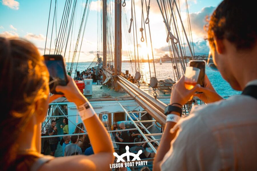 Lisbon: Sunset Boat Party with 2 Drinks and Free Club Entry - DJ Set and Party Timing: 7:00 PM to 11:00 PM (or 6:00 PM to 10:00)