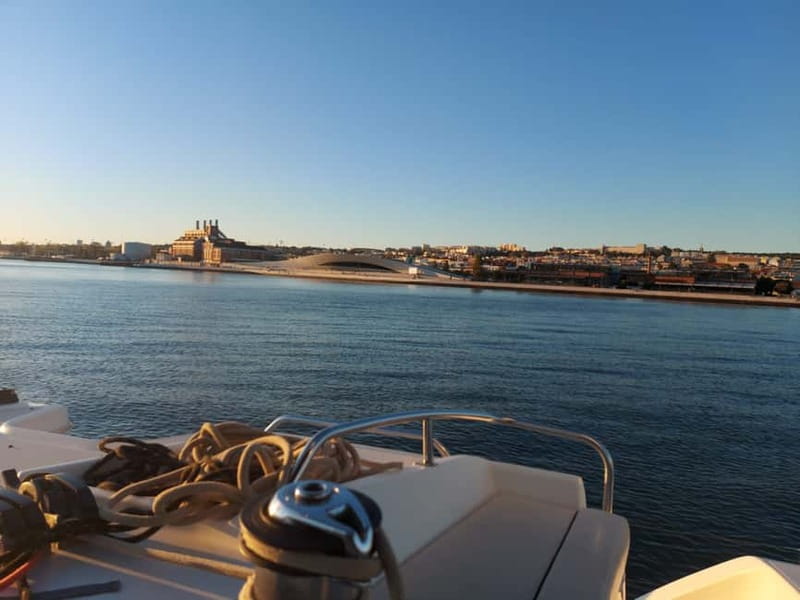Lisbon: Sunset Catamaran Cruise with Drinks - Commerce Square to Almada: the wide-angle start you’ll be glad you chose
