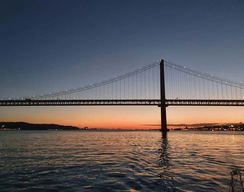 Lisbon: Sunset Catamaran Cruise with Drinks - Cristo Rei and the 25 de Abril Bridge: the photo moment with real atmosphere