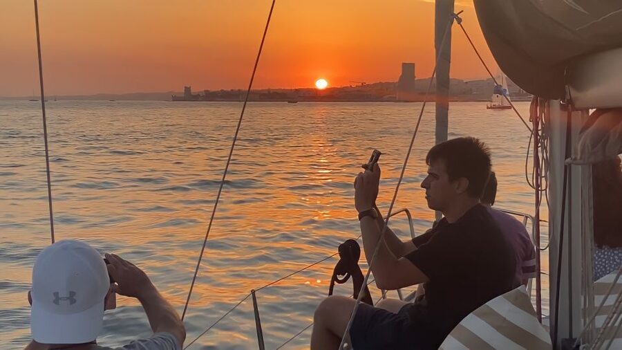 Lisbon: Sunset Cruise with Drinks and Snacks - Cristo Rei and sunset over the Tagus: the ending you remember