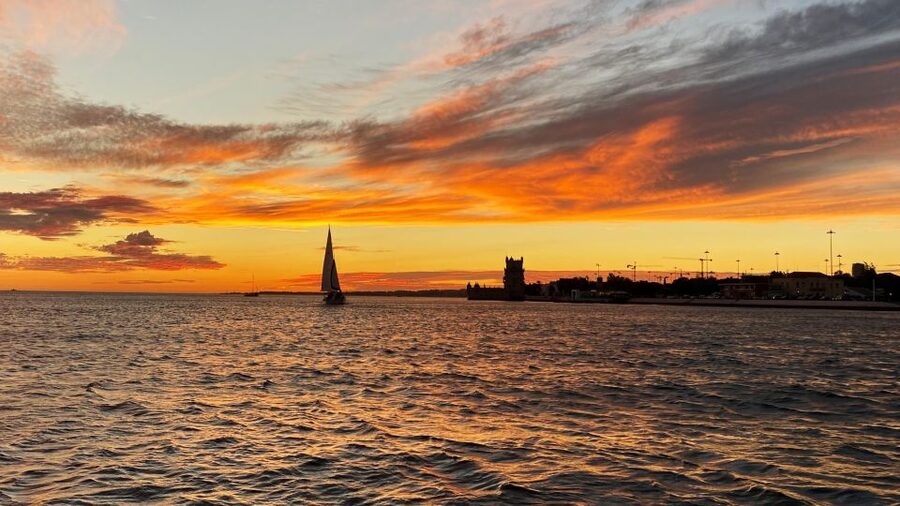 Lisbon: Sunset Cruise with Drinks and Snacks - Passing under the 25 de Abril Bridge: the loudest visual moment
