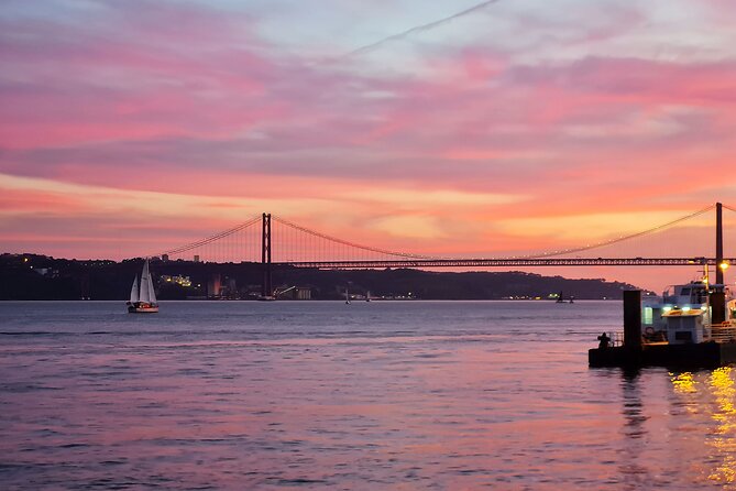 Lisbon Sunset cruise with Welcome Drink and Snack included - Getting There at Terreiro do Paço: The Easy Find, If You Arrive Early