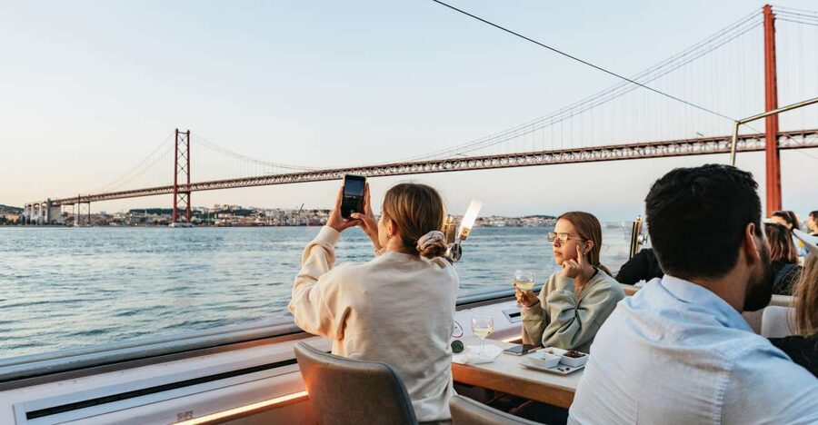 Lisbon: Sunset Cruise with Welcome Drink and Snacks - Getting to the dock: Estação Ferroviária do Sul e Sueste