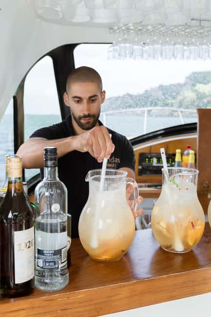 Lisbon: Sunset/Night Boat Party with Open Bar, Snacks & DJ - Who This Boat Party Suits Best