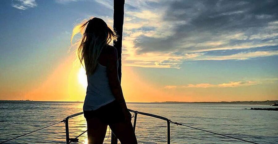 Lisbon: Sunset Sailing Cruise with Wine - The 2-hour sailing rhythm, from check-in to golden hour