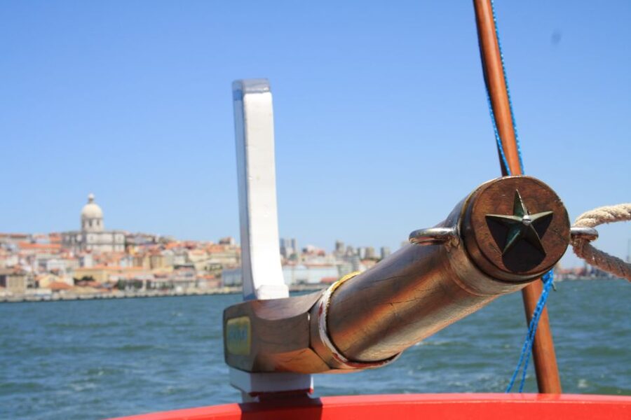 Lisbon: Tagus River Express Cruise in a Traditional Vessel - Live onboard commentary in Spanish, English, Portuguese, and French