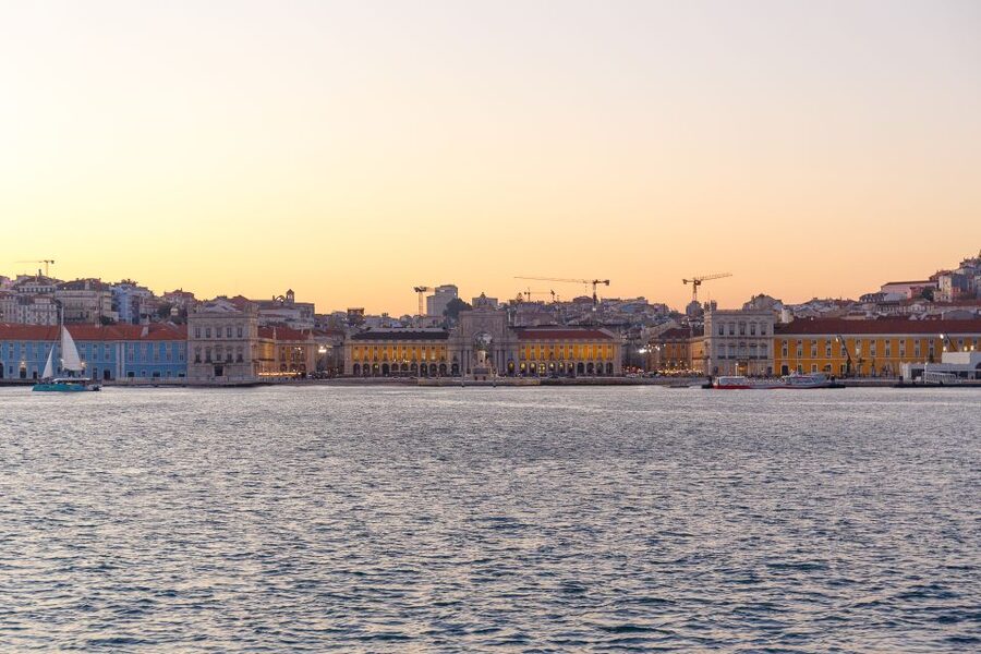 Lisbon: Tagus River Sunset Tour with Snacks and Drink - Getting There and Finding the Boat Without Stress