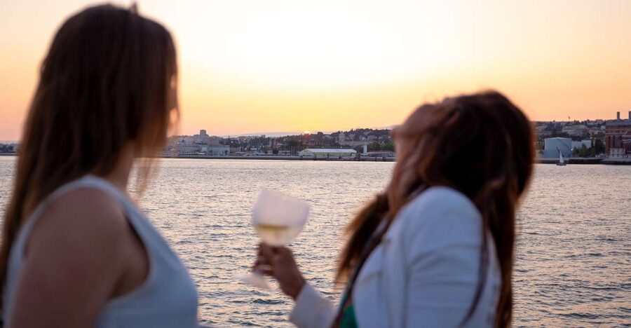 Lisbon: Tagus River Sunset Tour with Snacks and Drink - What You Actually Get: Drink and Snacks That Fit the Time
