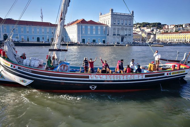 Lisbon Traditional Boats - Guided Sightseeing Cruise - Meeting Point at Estação do Sul e Sueste, and Getting on Time